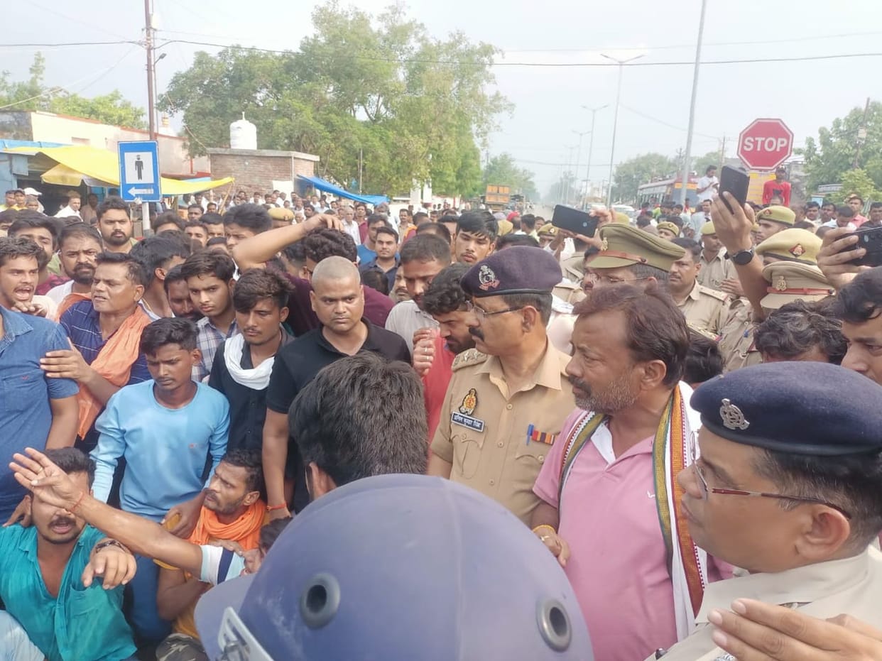 Jammed by keeping teacher's dead body on the highway