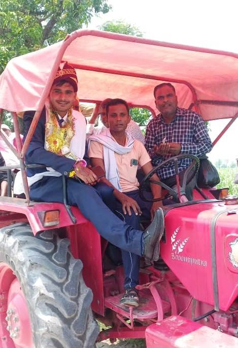 The groom arrived for marriage with the help of boat and tractor