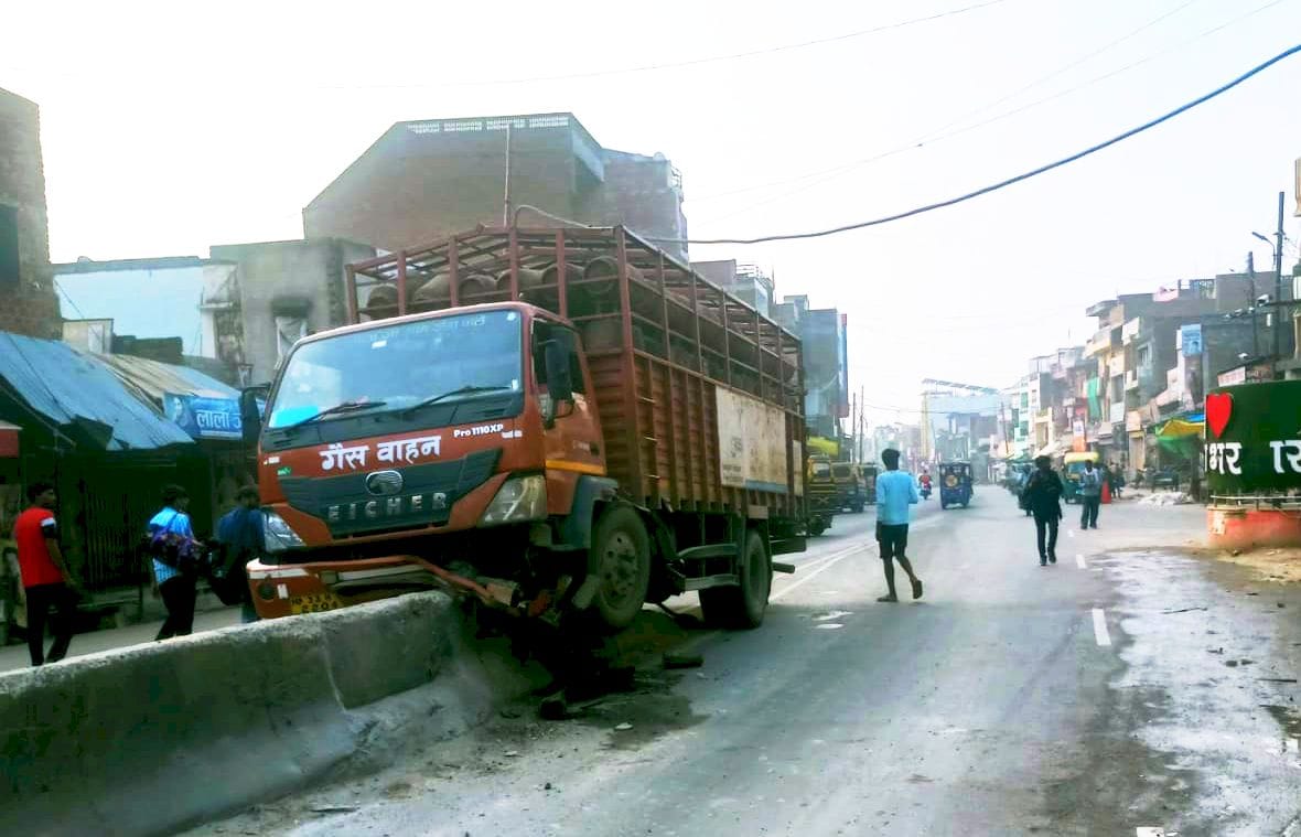 Cylinder laden truck hits divider amid dense population on National Highway, accident averted
