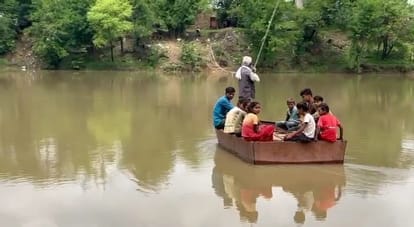 Damoh News: स्कूल जाने के लिए टूटी नाव से नदी पार कर रहे बच्चे, पुल तो बना लेकिन रास्ता नहीं