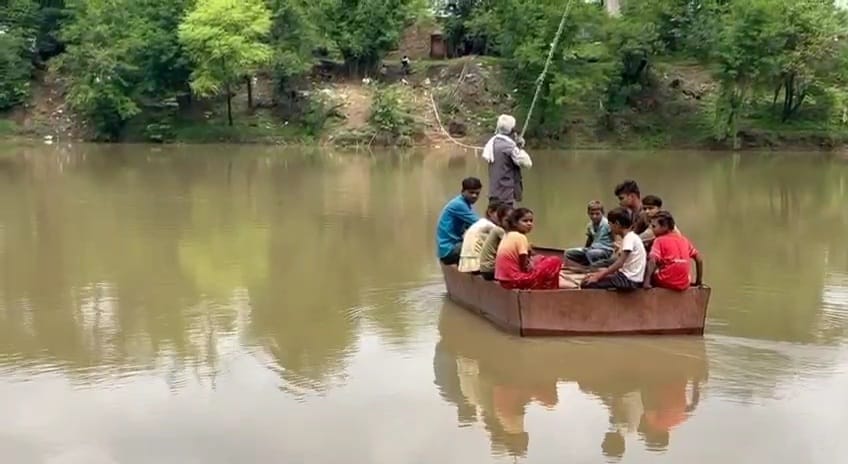 Damoh Children crossing river in broken boat to go to school bridge built but no path case of Patharia