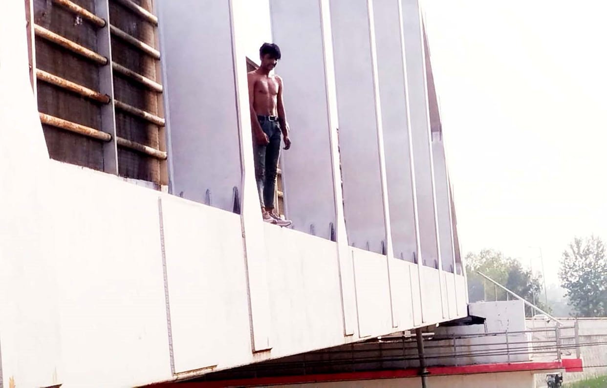 A man climbed on the railway overbridge due to separation from his wife, drama continued for hours