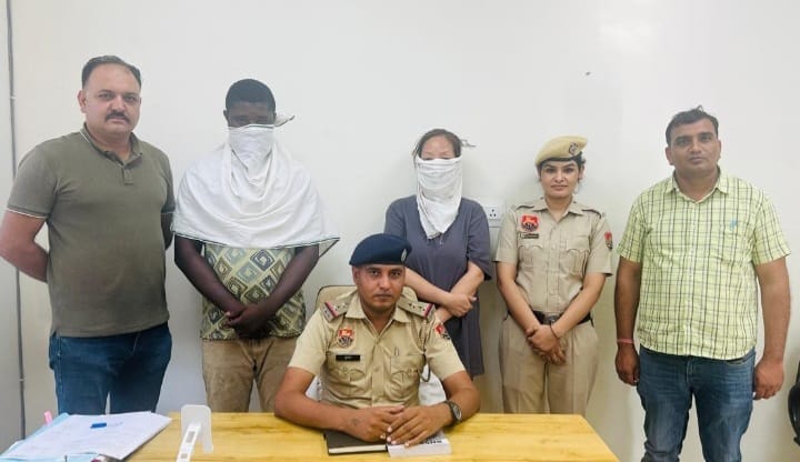 Police arrested the accused from Delhi for defrauding Rs 40 thousand by making friends on Facebook.