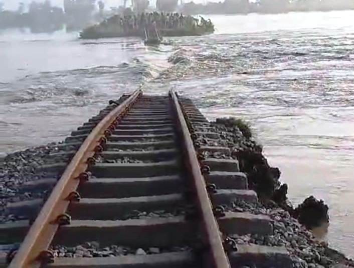 swinging track, water flowing from above