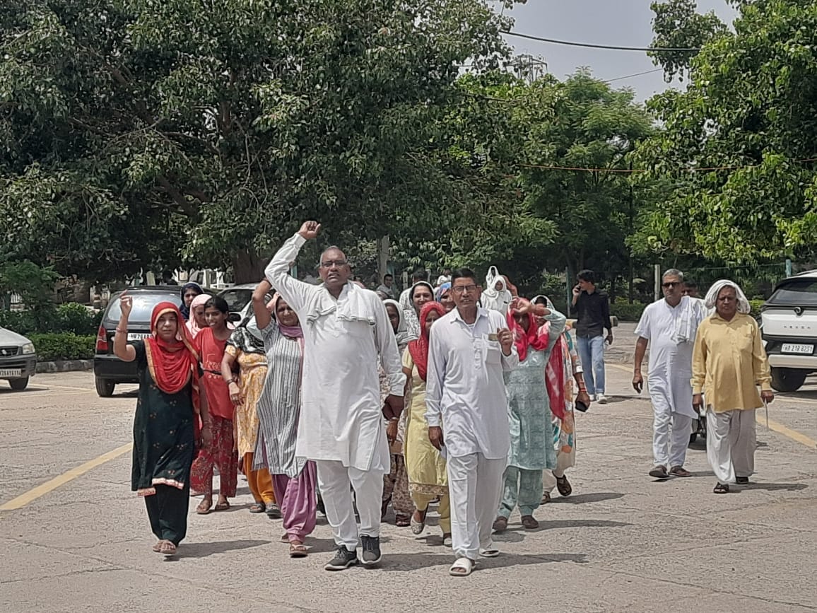 Women of New Subhash Nagar demonstrated at the Mini Secretariat regarding the problem of drinking water.