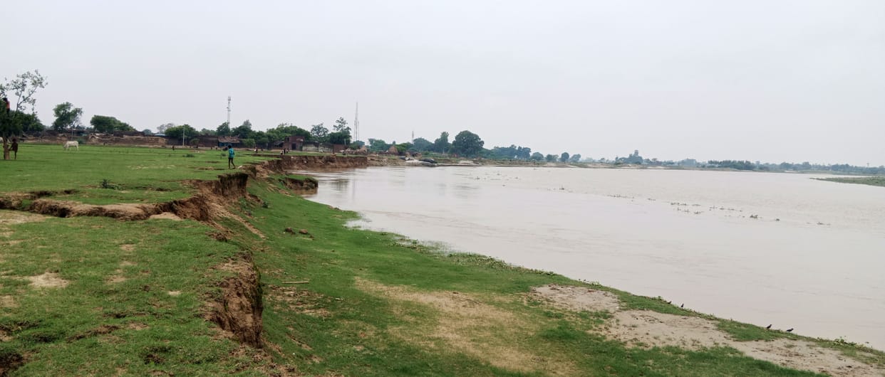 Rivers continue to rise...Cracks in embankment, flood disaster increasing due to 1.55 lakh cusecs of water