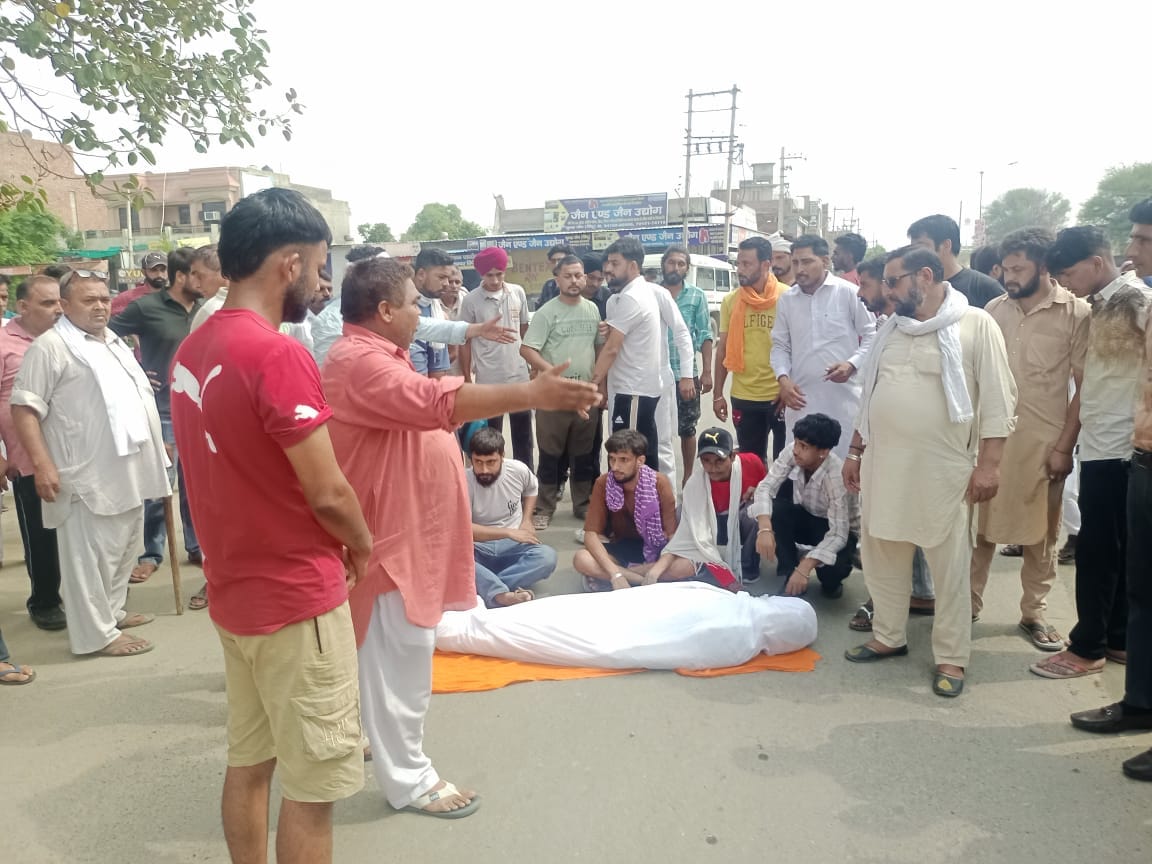 Woman dies in private hospital, family members create traffic jam