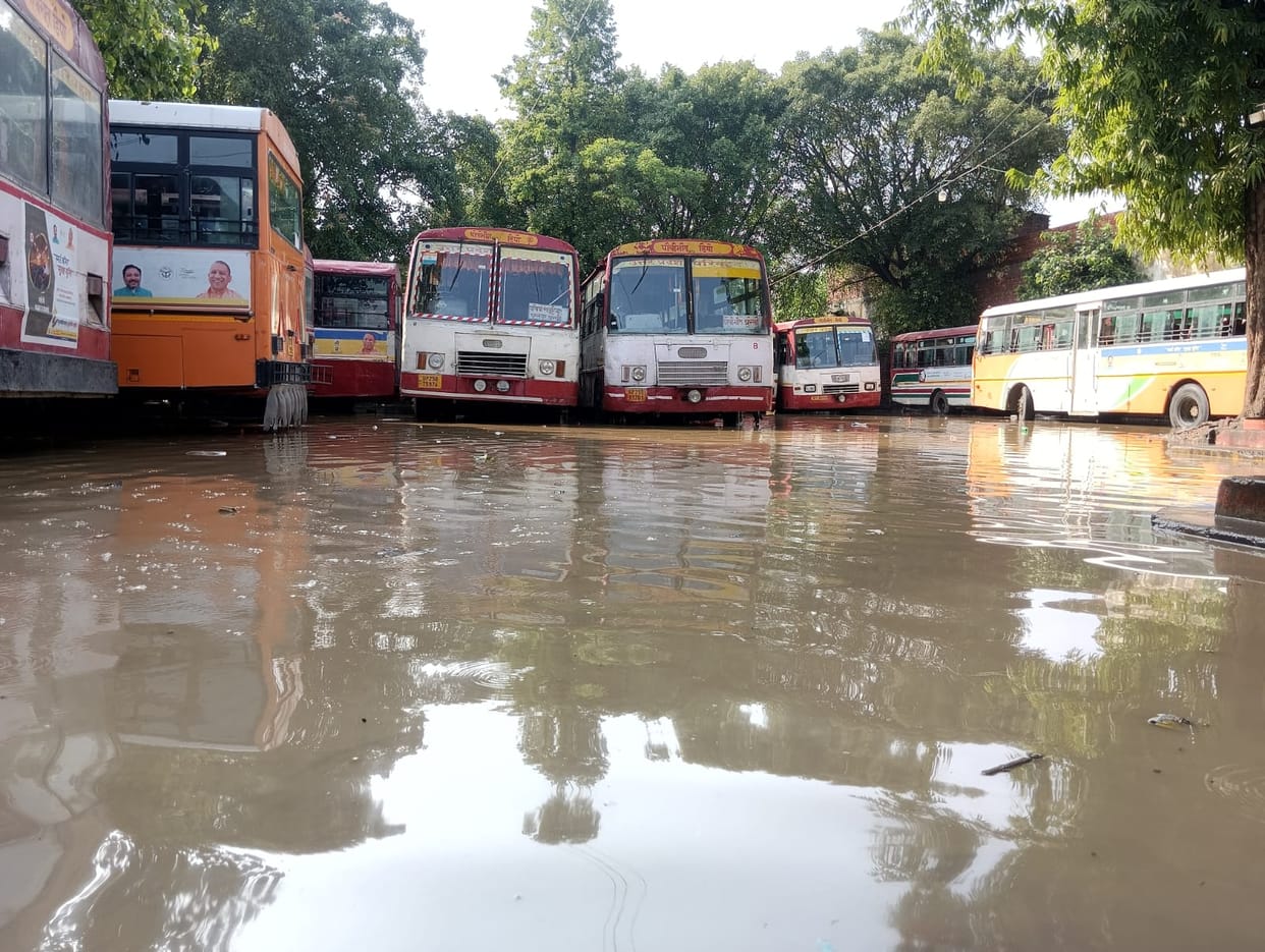 Water is everywhere in the city, Beni Chaudhary and Fieldkhana area has become an island