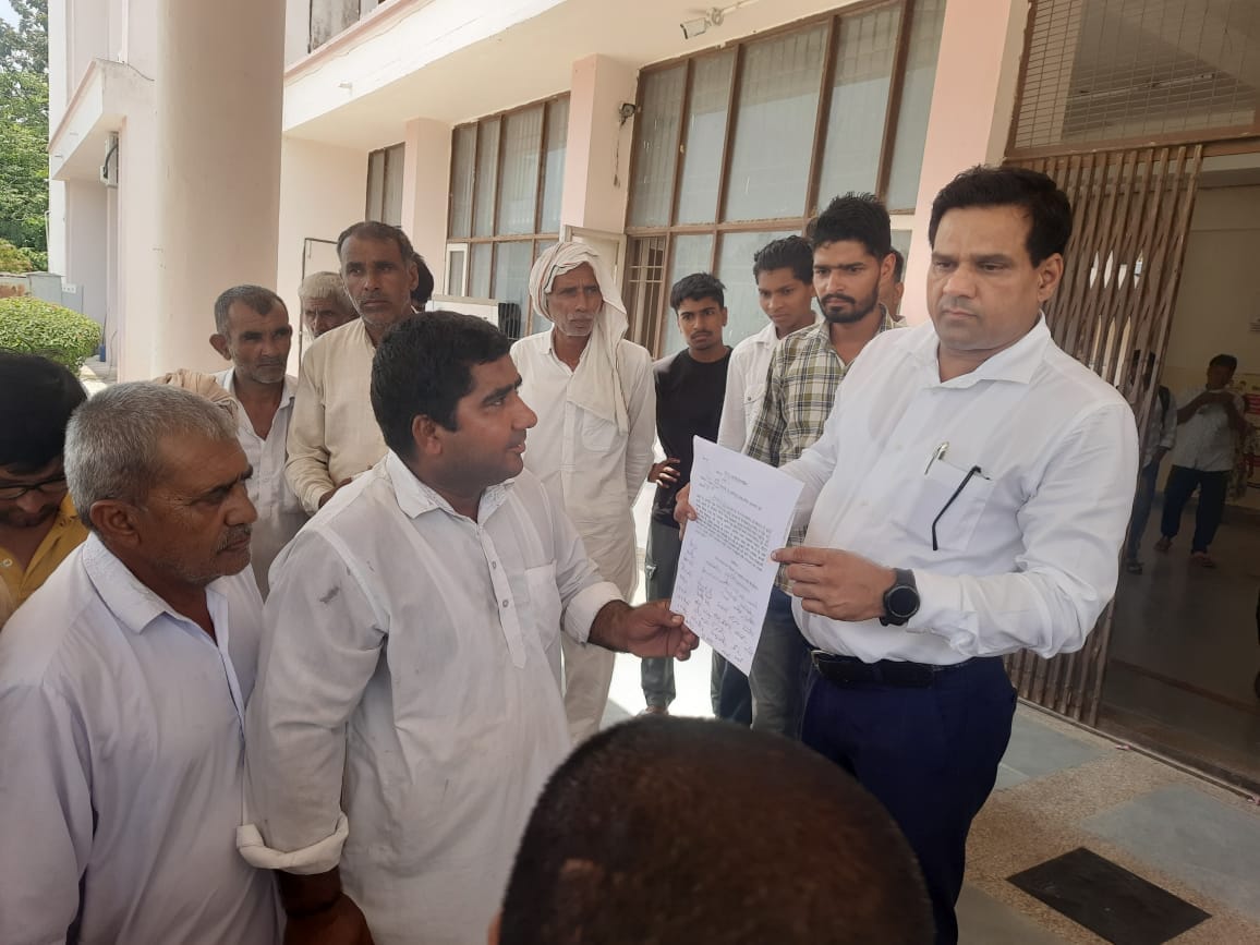 Angry farmers of Bhatla village reached Minor Secretariat due to shutter being installed on the minor.