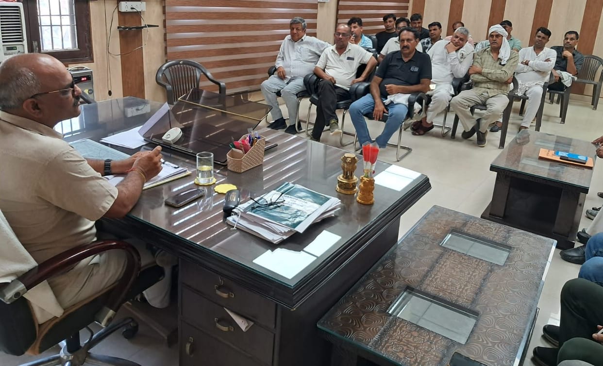 SDM resolved the issue of overload in Khanak by holding a meeting, truck union strike ended