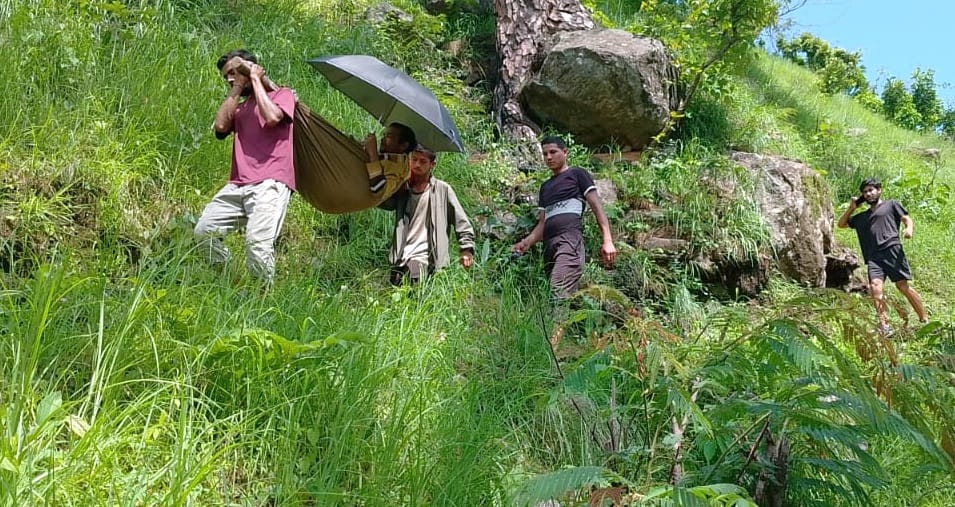 After walking 12 km, he was taken to the hospital with the help of a doli.