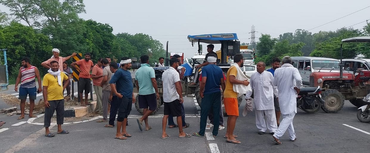 Angry farmers of two villages blocked the national highway due to lack of electricity in the fields
