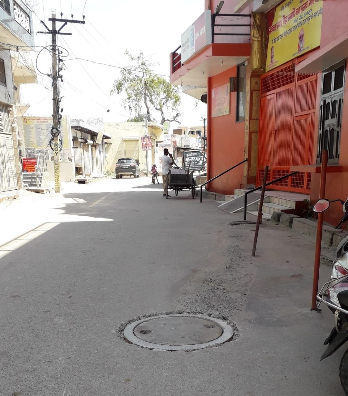 The cover of the broken manhole in front of the temple was replaced.