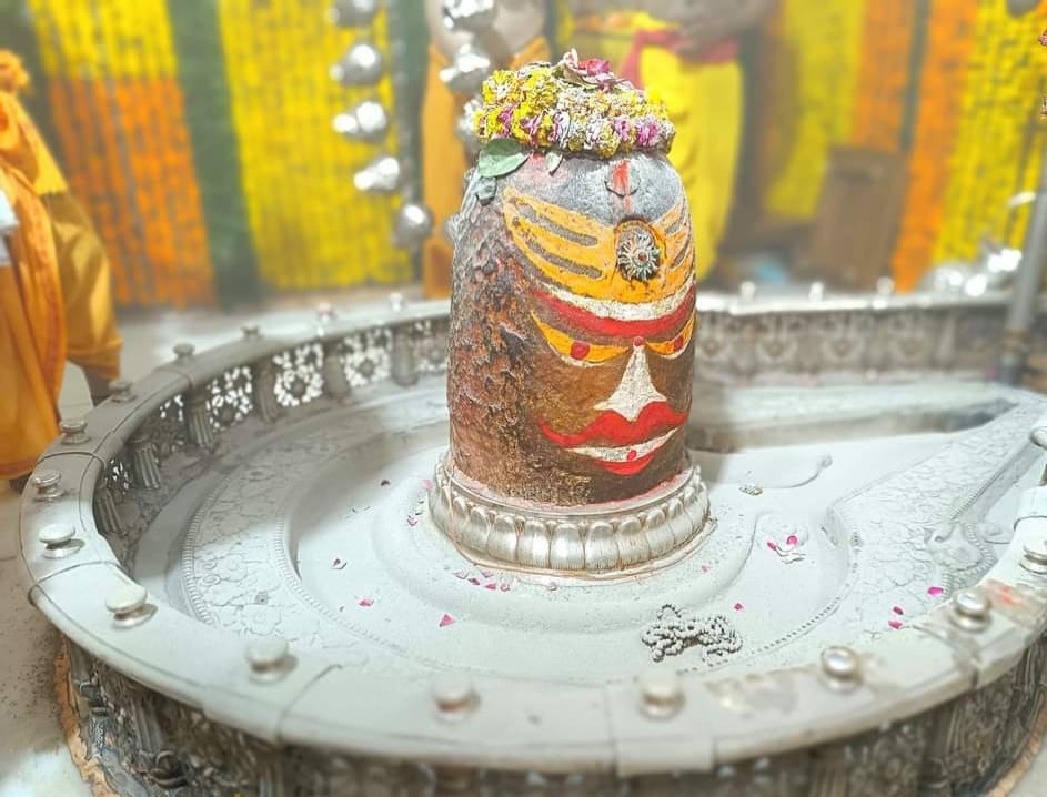Today Baba Mahakal was decorated with Tripund and Surya garlands of Mogra and Makhana were worn