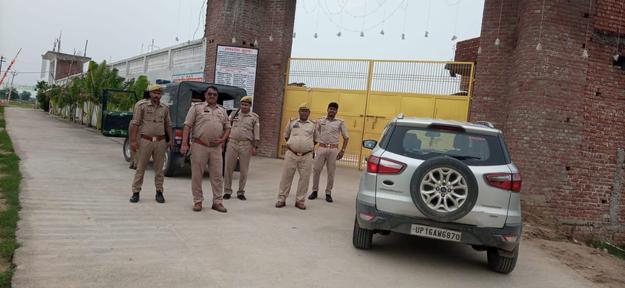 Hathras incident: Sakar Hari's followers camped near the barrier, doing devotion