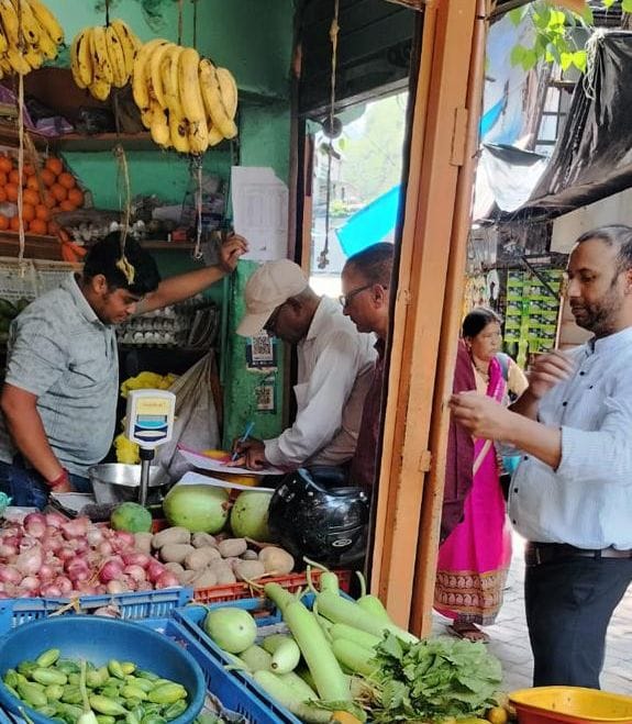 Notice to four shopkeepers for selling tomatoes five rupees more expensive