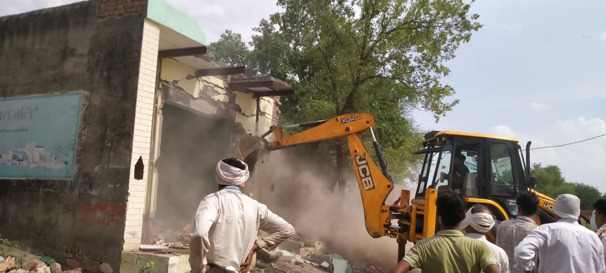Loharu administration demolished illegal houses in Dhigawa Shyamian in the presence of police.