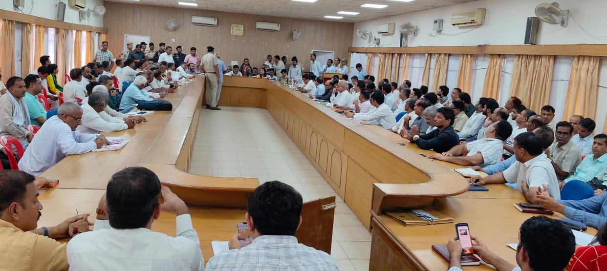 Problems were not heard in the meeting so BJP workers got angry and came out