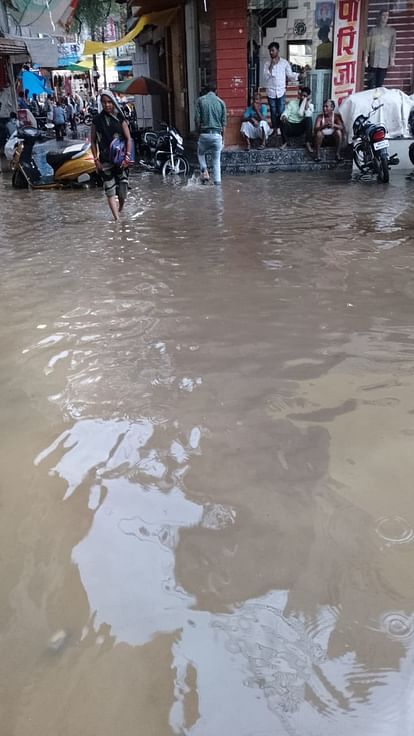 Damoh weather: तीन घंटे में दो इंच हुई बारिश से शहर हुआ पानी-पानी, मकान और दुकानों में जलभराव से लोग परेशान Damoh weather: Waterlogging in the city due to two inches of rain in three hours