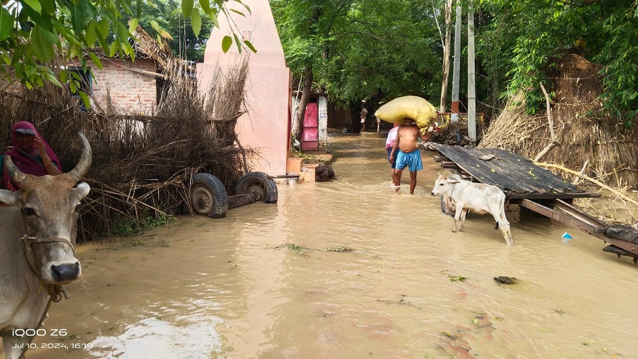 Villages surrounded by floods in Tilhar, crops submerged