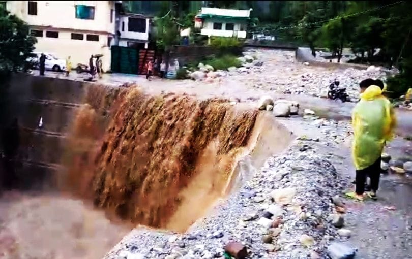 Movement was obstructed due to rising water level of Ason Gadhera
