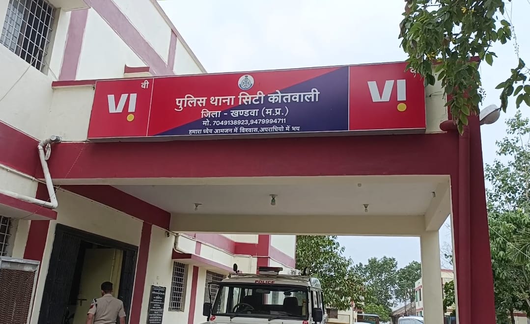 Khandwa Body of youth found with alcohol and sulphas in deserted township challenge for police