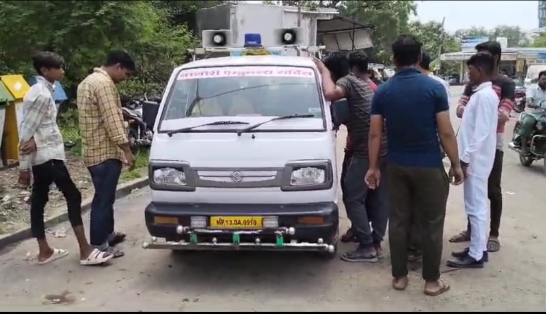 Ujjain: When the ambulance was not available, the parents left with the dead body of the child in their lap