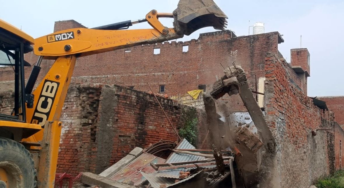 Bulldozer fired on illegal encroachments, notice to 25 traders