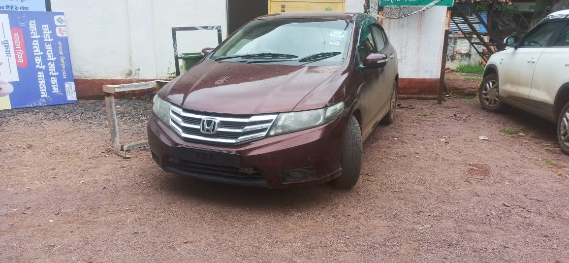 Illegal liquor was being smuggled in a luxury car, police caught liquor worth four and a half lakhs.