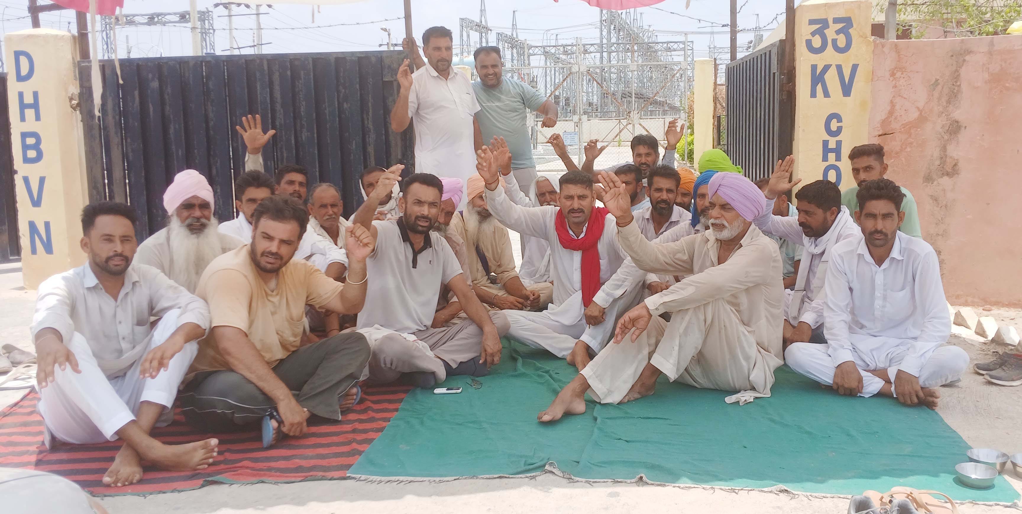 Electricity system stopped for a week, angry farmers of Odhan and Jalalana villages staged a 6-hour strike