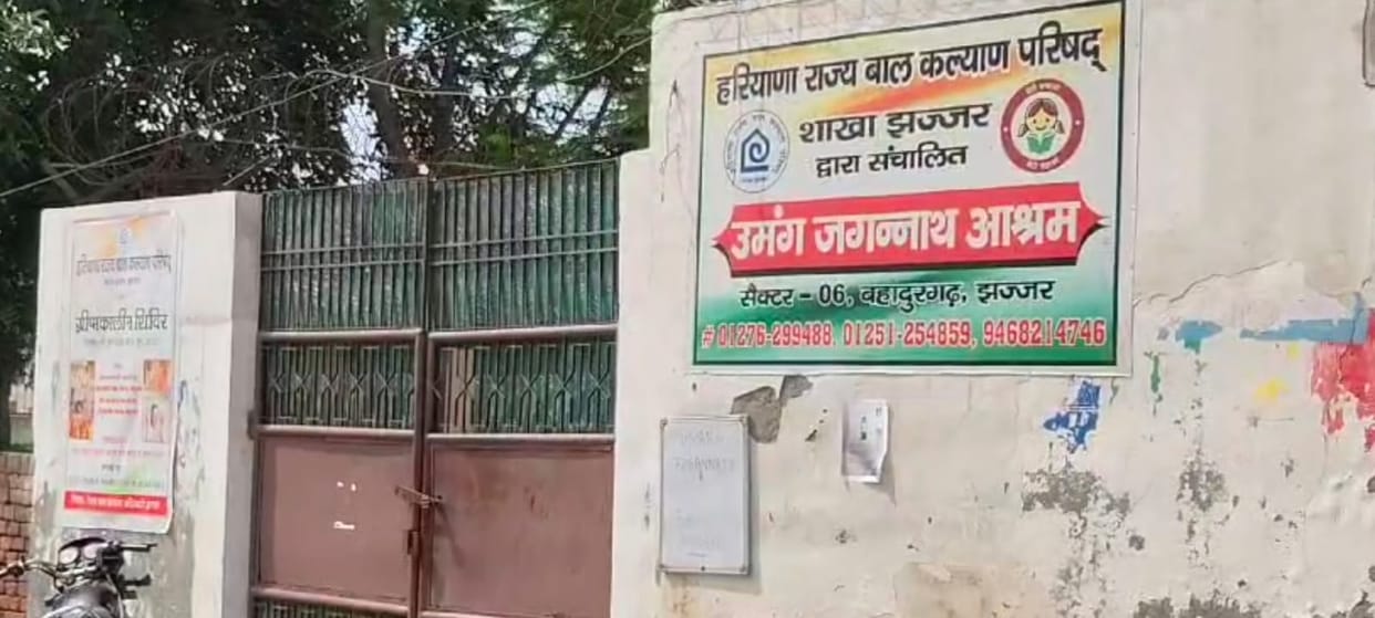 The ashram staff was looking for the snake, two sisters ran away seeing the opportunity