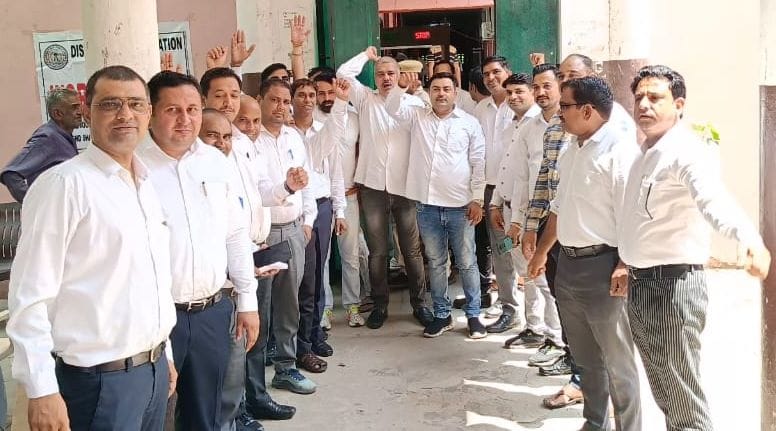 Advocates came out to protest against the attack on Bar Association head