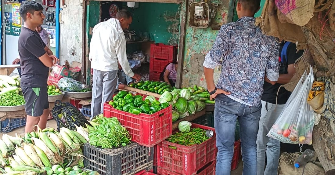 Due to increased prices, tomatoes are away from common people's plate, potatoes and onions also exceed Rs 40.