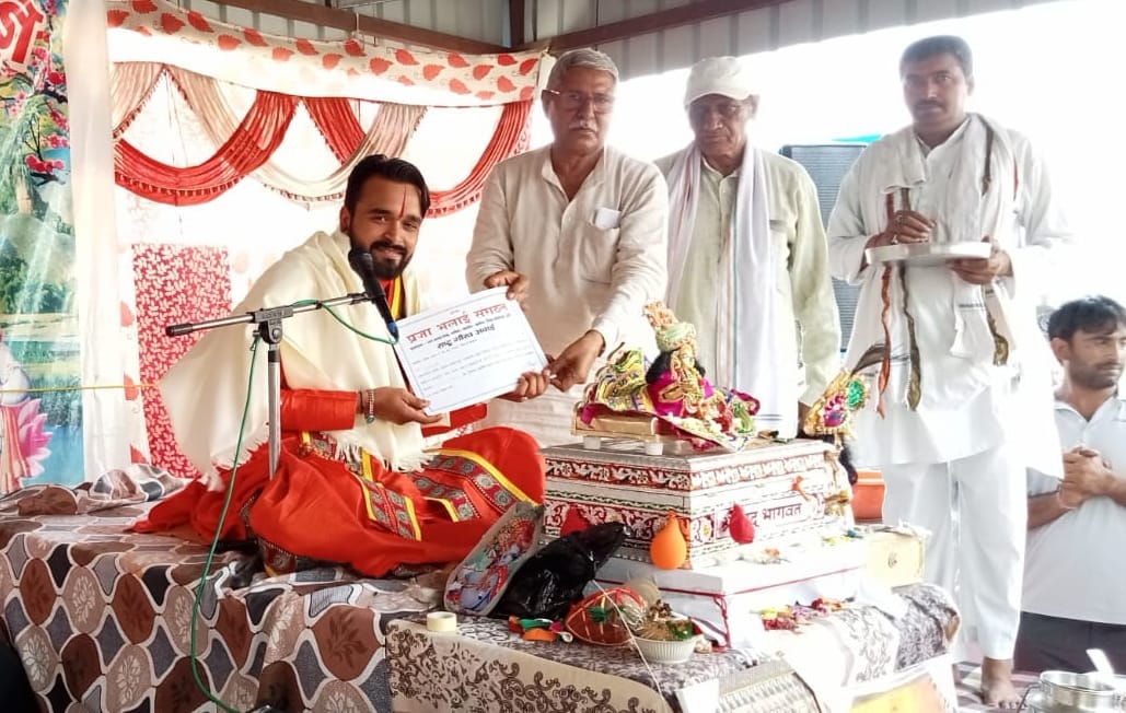 The incident of Govardhan Parvat Puja was narrated in Bhagwat Katha, the tableau enthralled the mind.