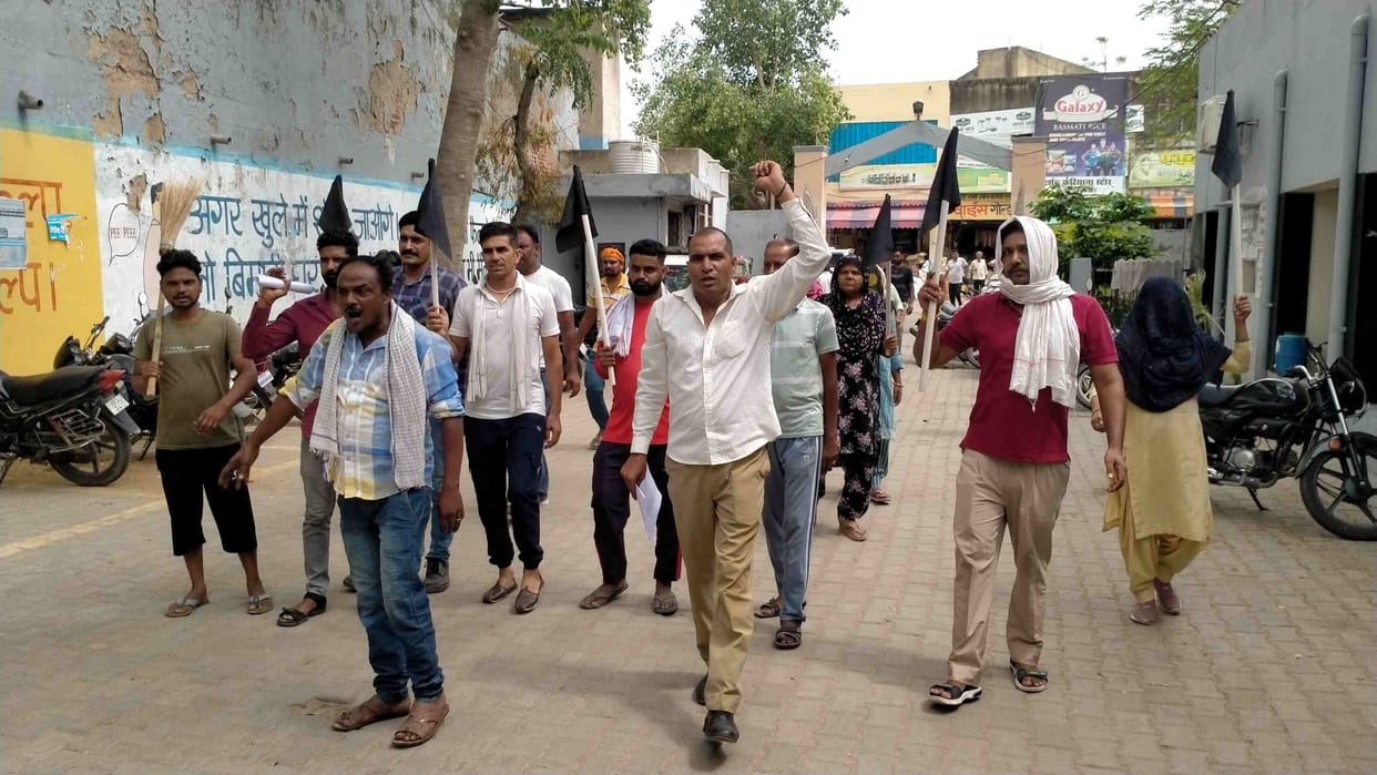 Municipal sanitation workers demonstrated with their demands
