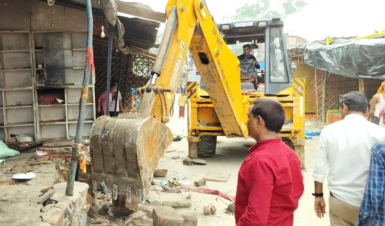 Bulldozer runs on Gangaghat, encroachment removed in front of shops