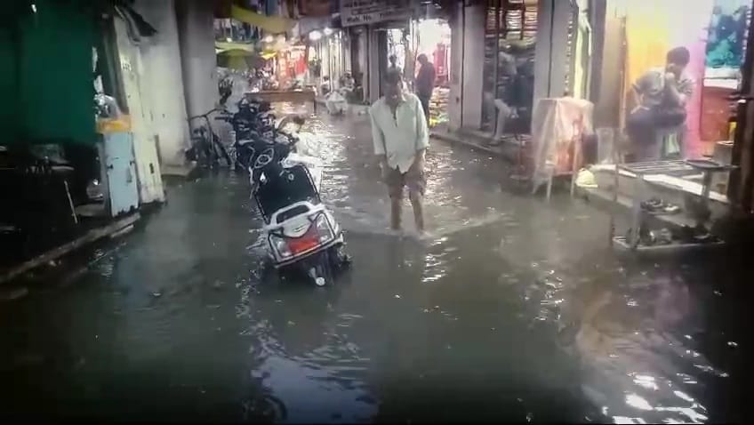 Damoh News Due to heavy rain of one hour, Damoh's textile market was filled with water