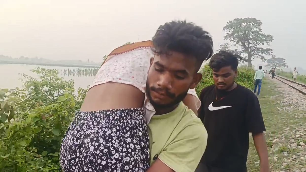 Brother walked five kms carrying sister dead body on his shoulder in lakhimpur kheri