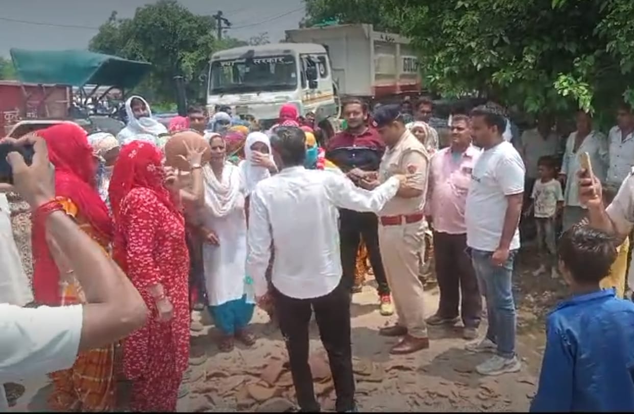 Villagers troubled by water problem blocked Nahra-Nahri road for two and a half hours