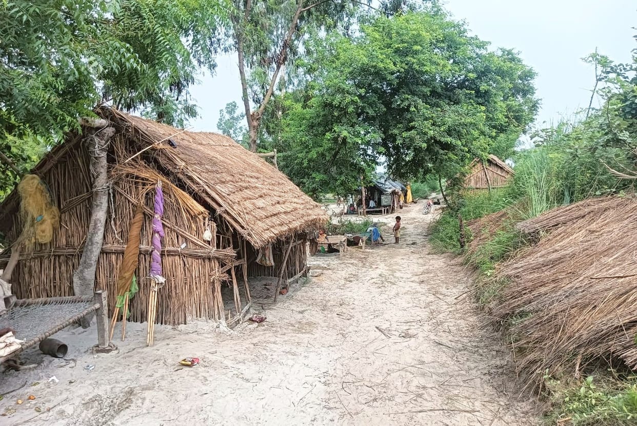 Fear of flood...15 families built houses across the dam