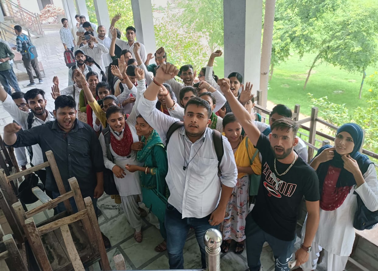 Students raised slogans and staged a protest due to not getting tablets.