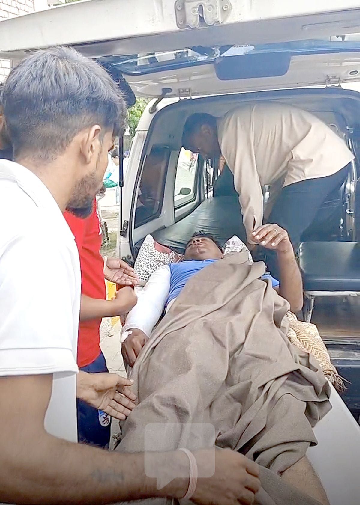 E-rickshaw overturns after colliding with tractor, 8 girl students and driver injured