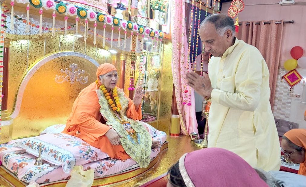 Only a lucky person gets the opportunity of satsang: Saint Sukhdevanand