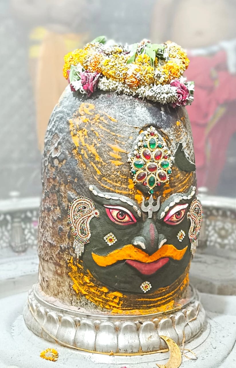 Ujjain News: Baba Mahakal gave darshan to devotees after adorning himself with cannabis