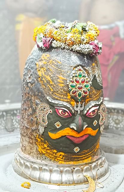 Ujjain News: बाबा महाकाल की भस्मआरती... भांग से हुआ शृंगार, मोगरे की माला पहनकर दिए भक्तों को दर्शन Ujjain News: Baba Mahakal gave darshan to devotees after adorning himself with cannabis
