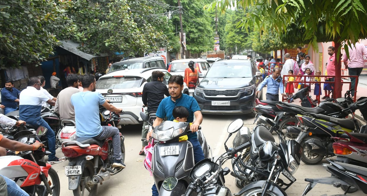 There was traffic jam when school was over, policemen were not seen