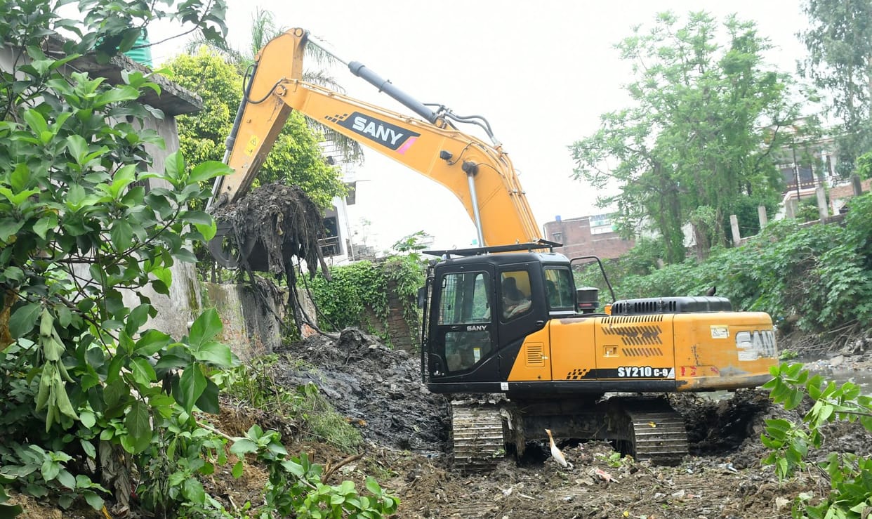 School boundary demolished, cleaning done till Kanshiram Colony