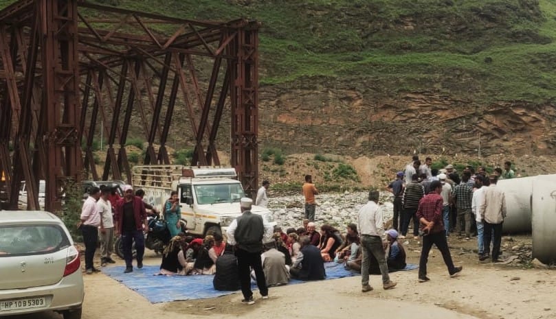 Villagers came to Badiyara bridge and blocked the road for an hour.