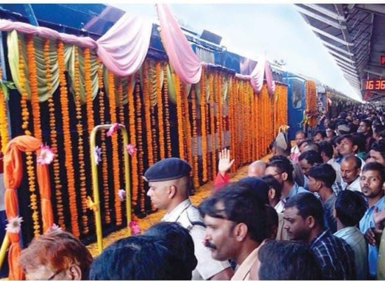 Gorakhdham completes 21 years... beautiful pictures installed in the coach