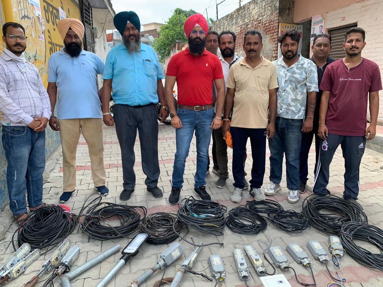 Municipal Council takes action against those who put latches on street lights